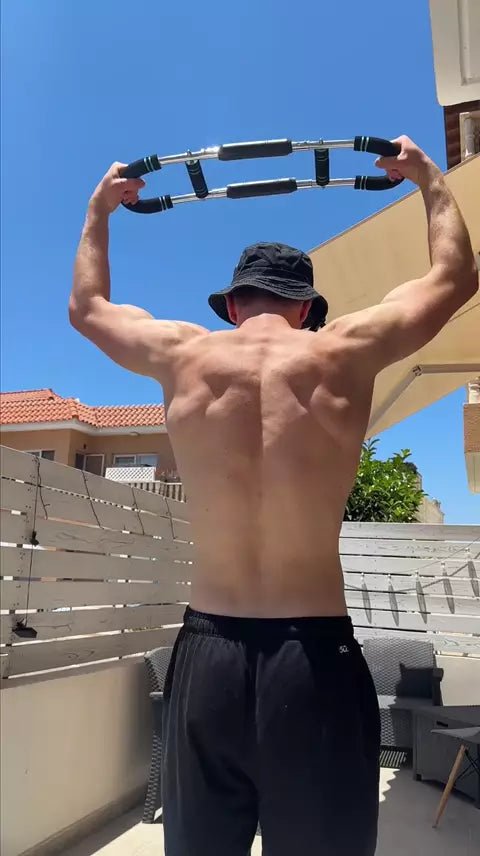 Training für den Rücken mit dem Kraftbogen auf einer Terrasse
